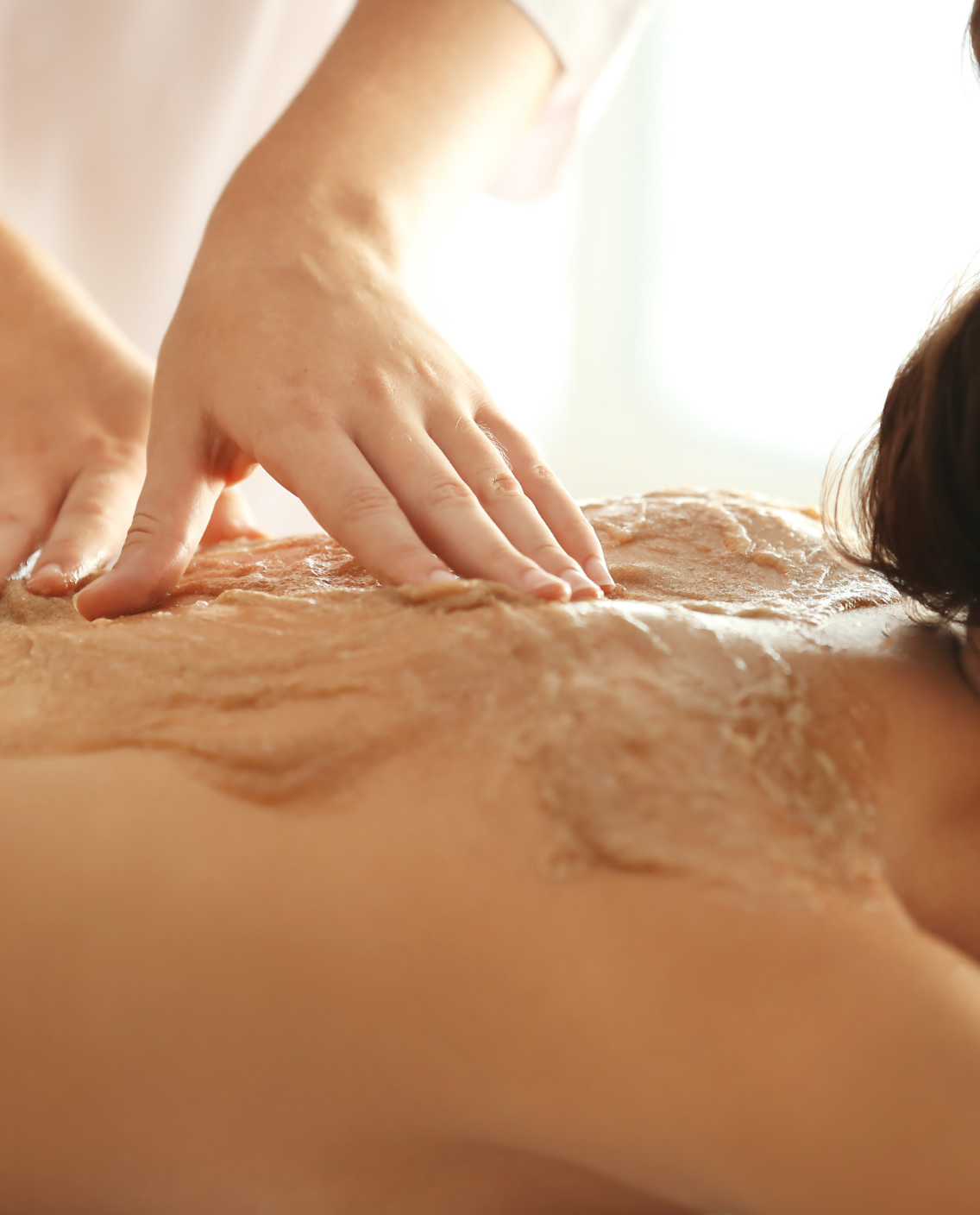 Gommage et massage prolongé du dos